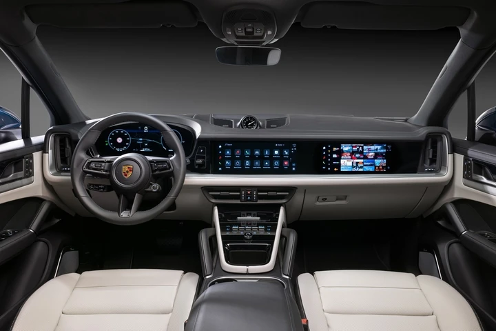 Porsche Cayenne 2023, gli interni: immagini ufficiali