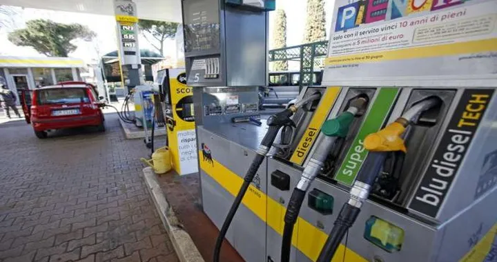 Fa il pieno all'auto e non paga. Denunciata e assolta.