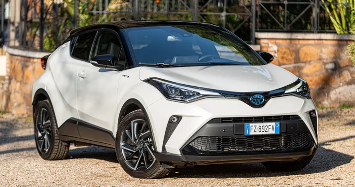 Toyota CH-R 2.0 Hybrid: la prova su strada