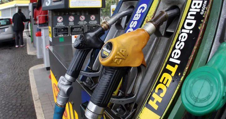 Caro carburanti, il governo tuona: 