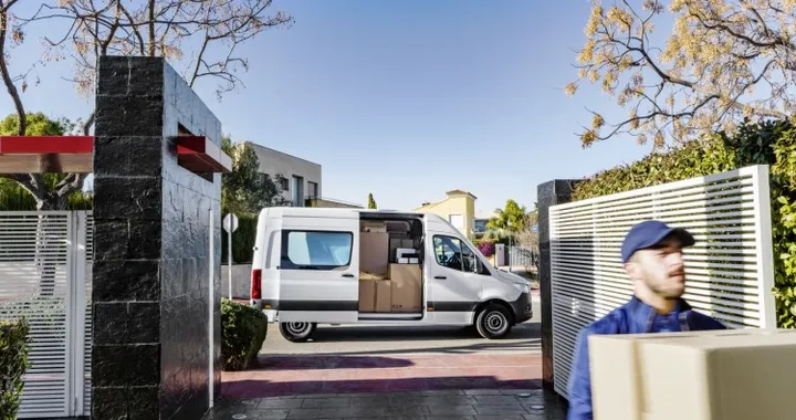 Mercedes-Benz: “un giorno da corriere” con il nuovo Sprinter