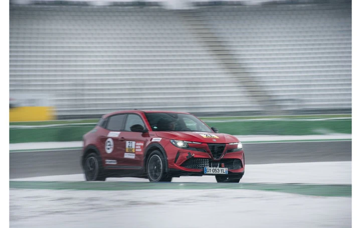 Sfida elettrica estrema: Alfa Romeo Junior conquista podio e onori a Hockenheim