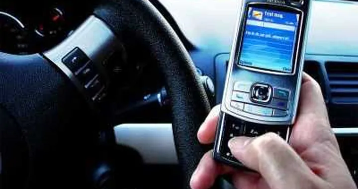 Alla guida gli sms più pericolosi dell'alcol