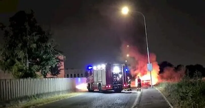 Incendio choc a Bollate: auto elettrica avvolta dalle fiamme in pochi secondi