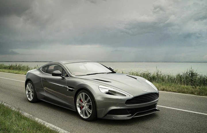 Aston Martin Vanquish: immagini e caratteristiche tecniche