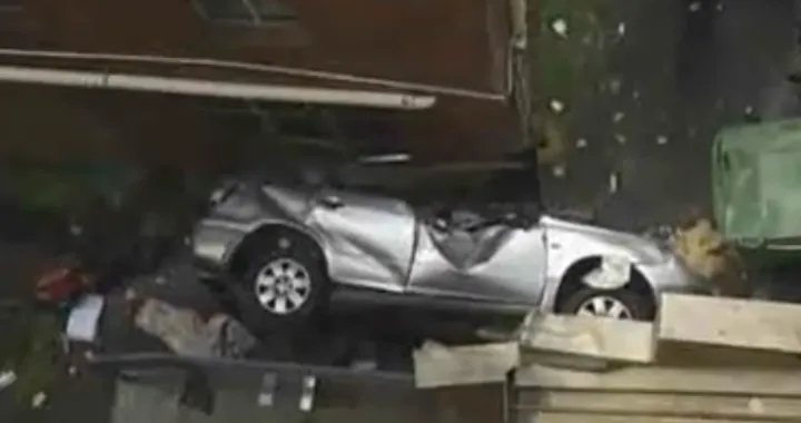 Cade con l'auto dal 6° piano di un parcheggio. Si salva