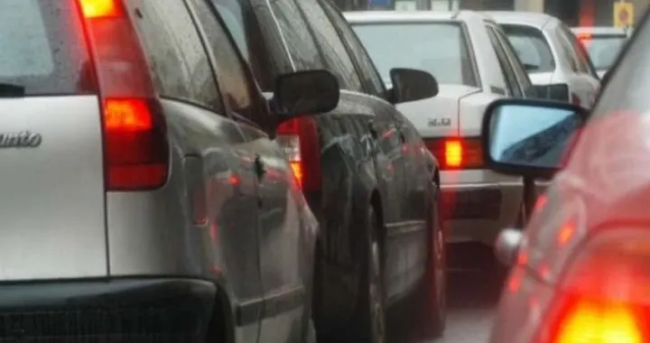 Auto vecchie, abitudini dure a morire: perché gli italiani non cambiano macchina