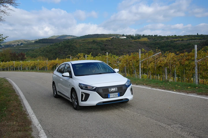 Hyundai Ioniq ibrida: la prova su strada
