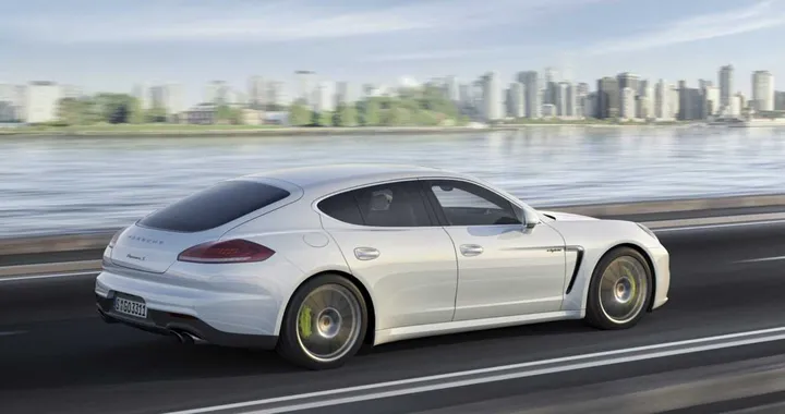 Nuova Porsche Panamera: nel 2017 con motori inediti