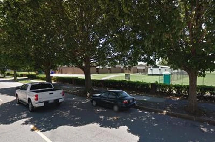 Rubano un'auto con dentro un bambino e lo accompagnano a scuola