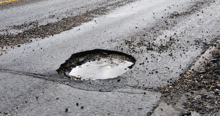 La classifica delle città italiane con più buche stradali: chi svetta davanti a tutti?