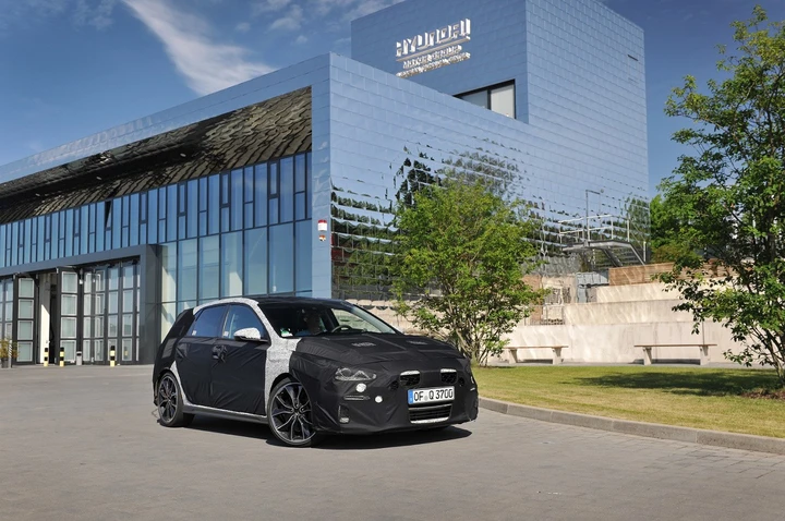 Hyundai i30 N: primi teaser in prova al Nurburgring