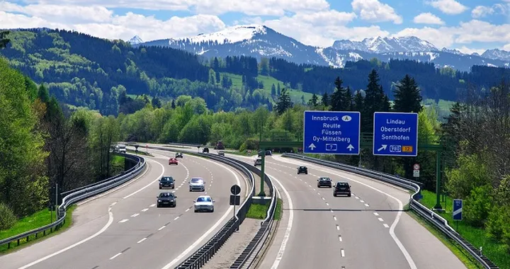 Viaggiare in auto in Europa: obblighi, raccomandazioni e curiosità