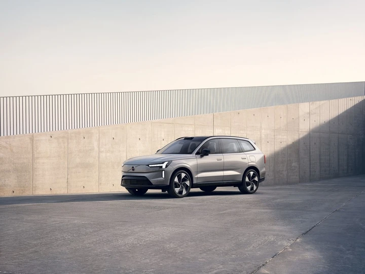 Volvo EX90: le immagini ufficiali