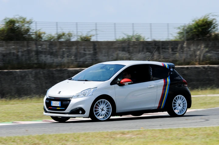 Peugeot 208 GTI/Nove: la prova in pista
