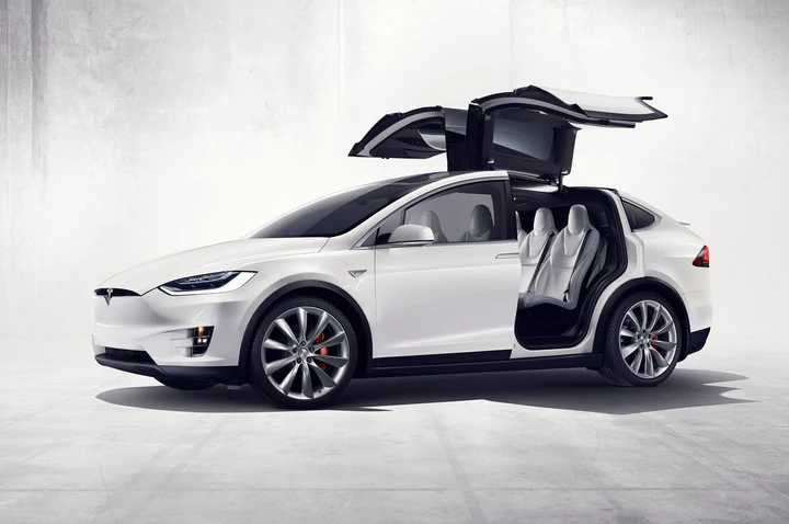 Tesla Model X: le immagini ufficiali