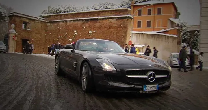 Mercedes: una SLS Roadster sulla neve di Roma