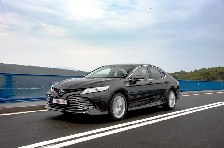 Toyota Camry Hybrid 2019: immagini ufficiali