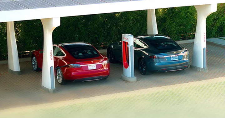 Tesla: la ricarica sarà a pagamento dal 2017
