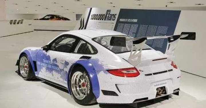 Porsche 911 GT3 R Hybrid per Facebook