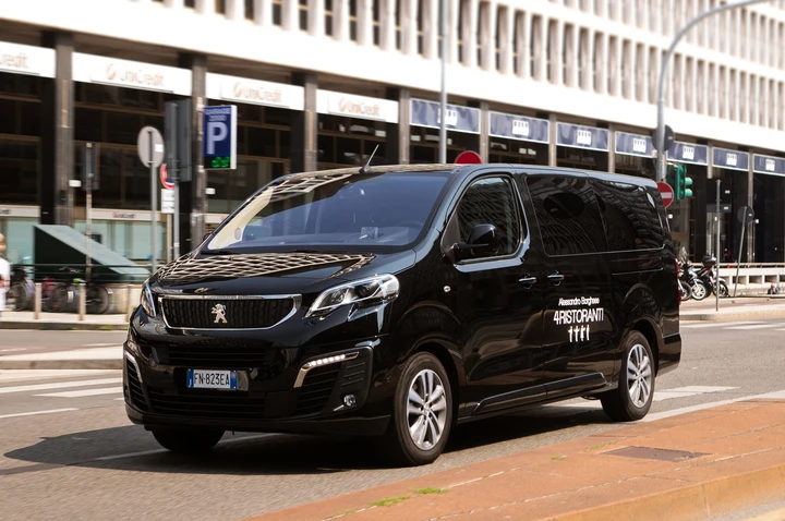 Peugeot Traveller accompagnerà Alessandro Borghese nel programma 4 Ristoranti