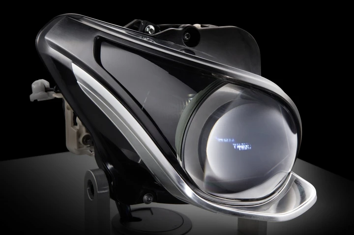 Mercedes: in arrivo una nuova generazione di fari LED