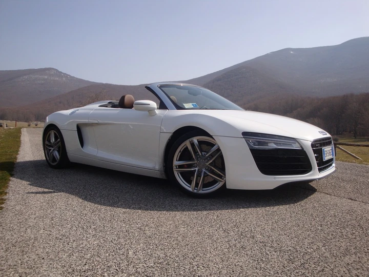 Audi R8 Spyder V8 4.2 FSI: prova su strada e in pista