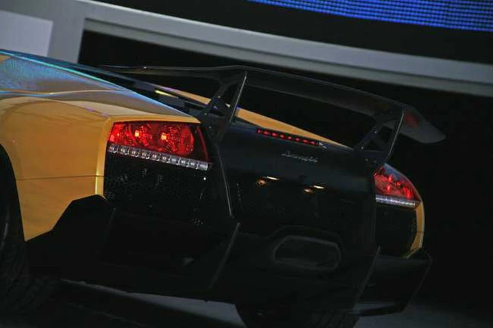 Lamborghini investe nella fibra di carbonio