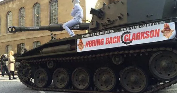 Un carro armato davanti la sede della BBC per richiedere il ritorno di Clarkson