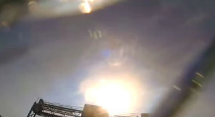 Auto piomba su bus: il video choc