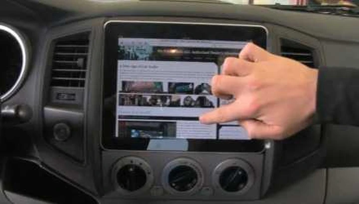 Grande attesa per l'iPad... e c'è già chi l'ha installato in auto