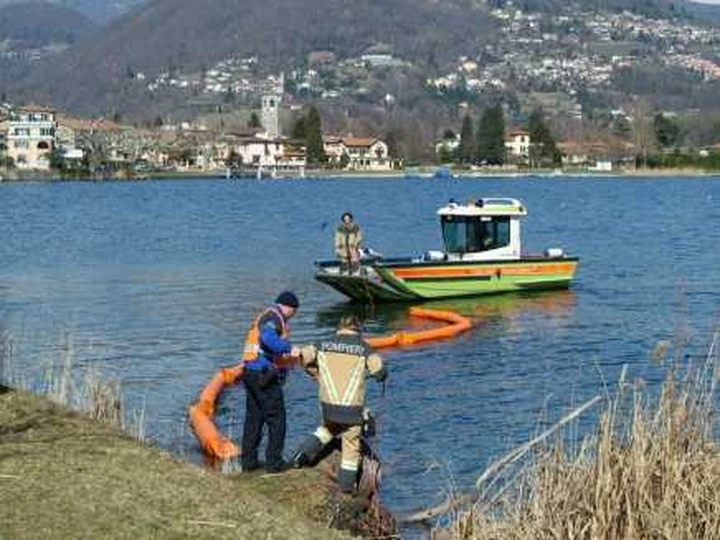 Gps non aggiornato. E l'auto finisce nel lago