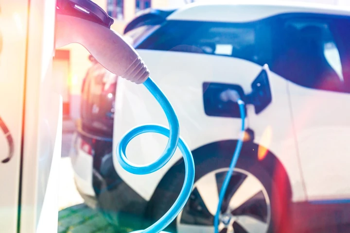 L'UE fa retrofont sulle auto elettriche e apre alle ibride post 2035