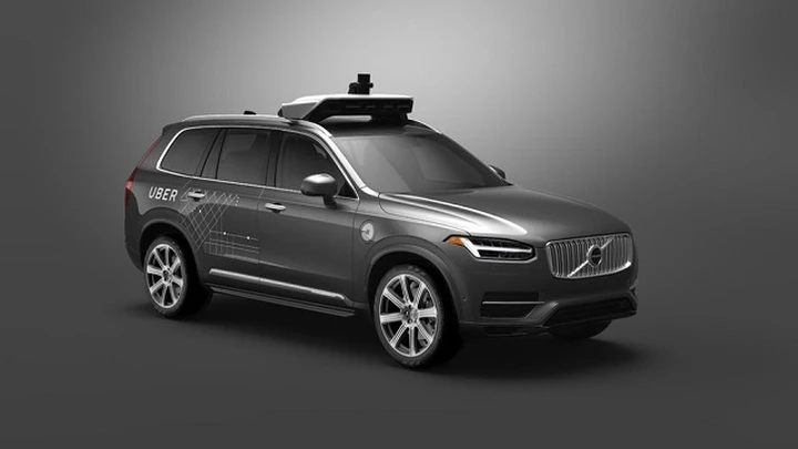 Incidente mortale per l'auto a guida autonoma: Uber sospende i test