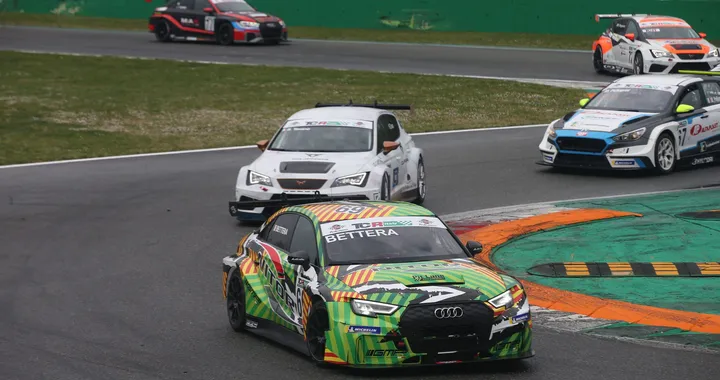 TCR Italy, Tavano risponde a Bettera ed allunga in classifica