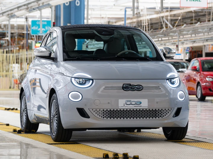 A Mirafiori compare il primo esemplare di Fiat 500 Ibrida