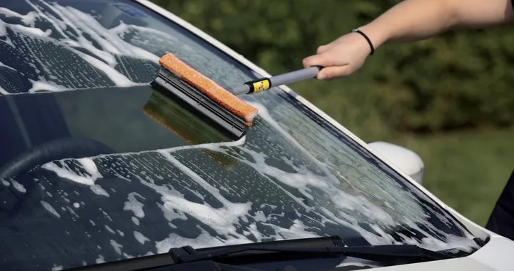 Come pulire i vetri auto (interni ed esterni) senza graffi e aloni
