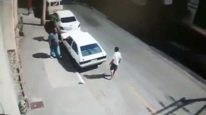 Il ladro tenta di rubargli l’auto e lui reagisce così