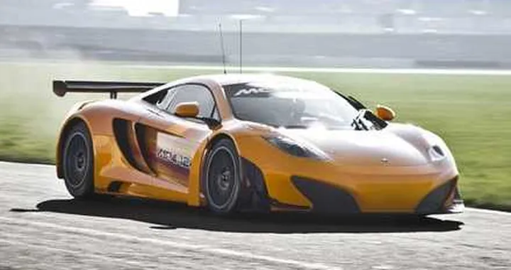La McLaren MP4-12C GT3 in pista a Silverstone