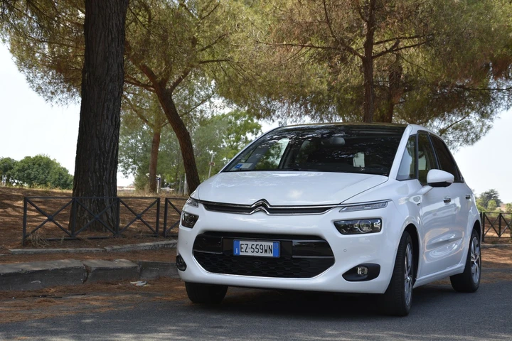 Peugeot 3008 vs Citroen C4 Picasso, prova su strada