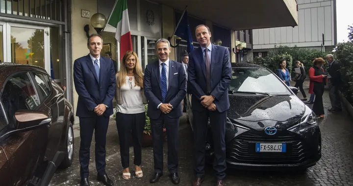 Toyota: consegnate due full hybrid al Ministro dell'Ambiente