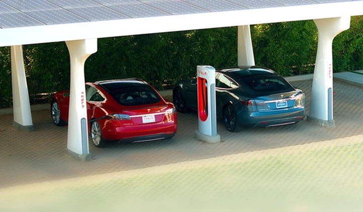 Tesla: la ricarica sarà a pagamento dal 2017