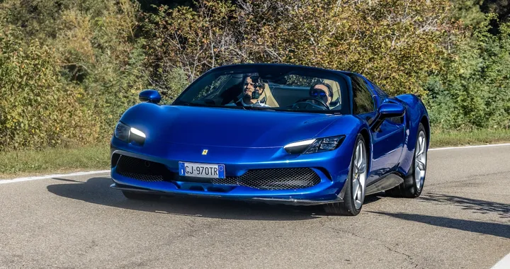 Ferrari 296 GTS: 830 CV con il vento tra i capelli