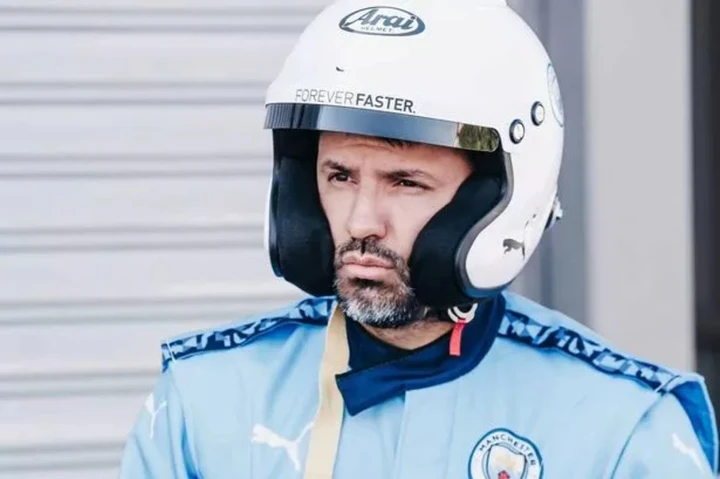 Via gli scarpini per indossare tuta e casco, l'ex calciatore debutta con Porsche in Formula E