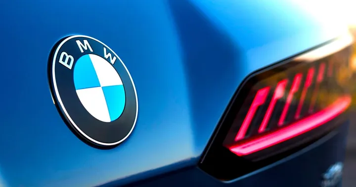 BMW rinnova il suo iconico logo: debutto sulla nuova iX3 della Neue Klasse