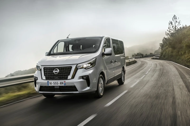 Nissan NV300 BUS 2021: immagini ufficiali