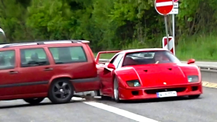 Ferrari F40 e Volvo 850, incidente al Nurburgring: chi ha avuto la peggio