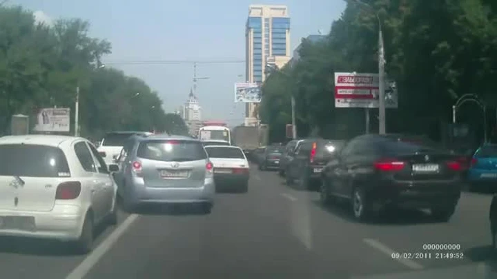 Lite tra automobilisti: calci e pugni contro l’auto