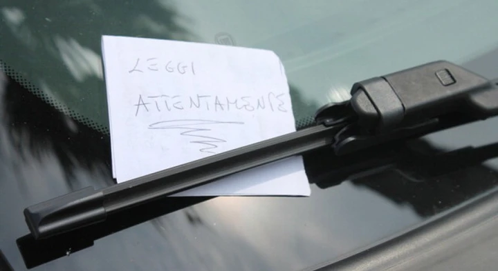 La truffa del bigliettino sul parabrezza dell'auto