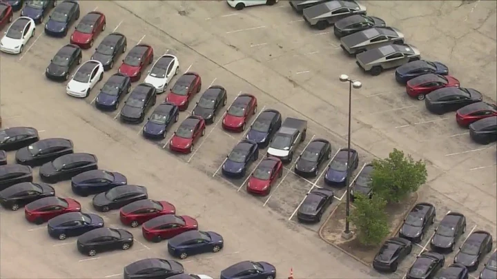 Tesla e un parcheggio abbandonato pieno di auto: cosa significa?